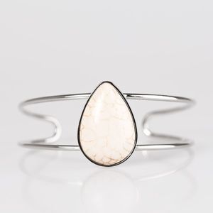 NWOT cream stone & silver tone bracelet